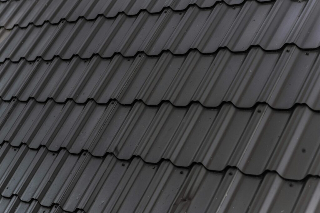 a close up of a roof with a black shinnel
